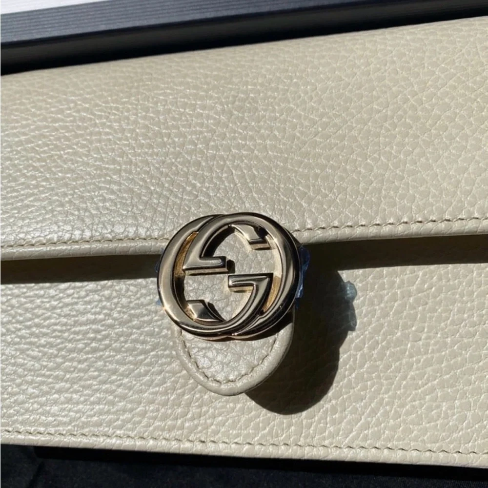 Gucci Ivory Pebbled Leather WOC with Gold Interlocking G - Picture 4 of 6